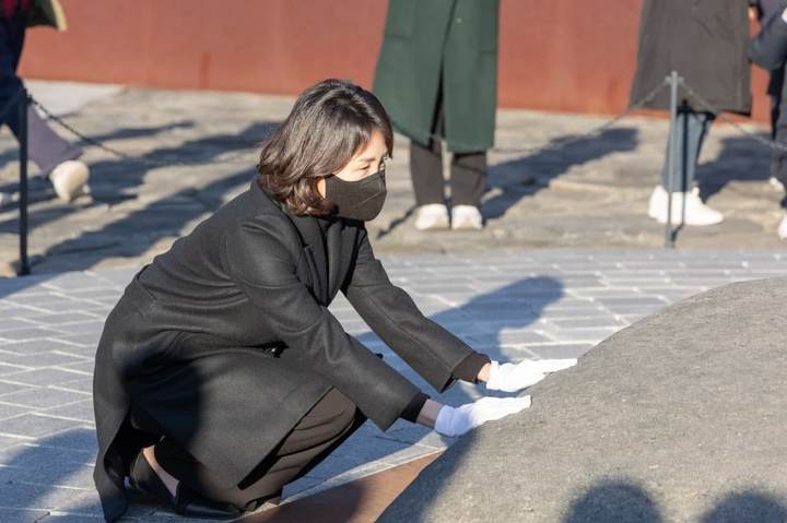 [서울=뉴시스] 최진석 기자 = 이재명 더불어민주당 대선 후보의 부인 김혜경 씨가 1일 경남 김해 봉하마을을 찾아 고 노무현 전 대통령 묘역을 참배하고 있다. (사진=더불어민주당 제공) 2022.01.01. photo@newsis.com *재판매 및 DB 금지