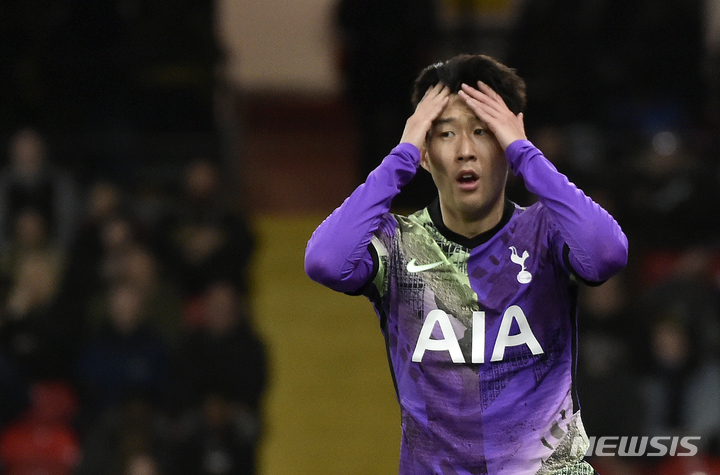 [왓퍼드=AP/뉴시스] 토트넘 홋스퍼의 손흥민이 1일(현지시간) 영국 왓퍼드의 비커리지 로드에서 열린 2021-22 잉글랜드 프로축구 프리미어리그(EPL) 21라운드 왓퍼드와의 경기 중 득점 기회를 놓치고 아쉬워하고 있다. 손흥민은 후반 추가시간 프리킥으로 다빈손 산체스의 헤딩 결승 골을 도와 팀의 1-0 승리에 이바지하며 최고 평점을 받았다. 2022.01.02.