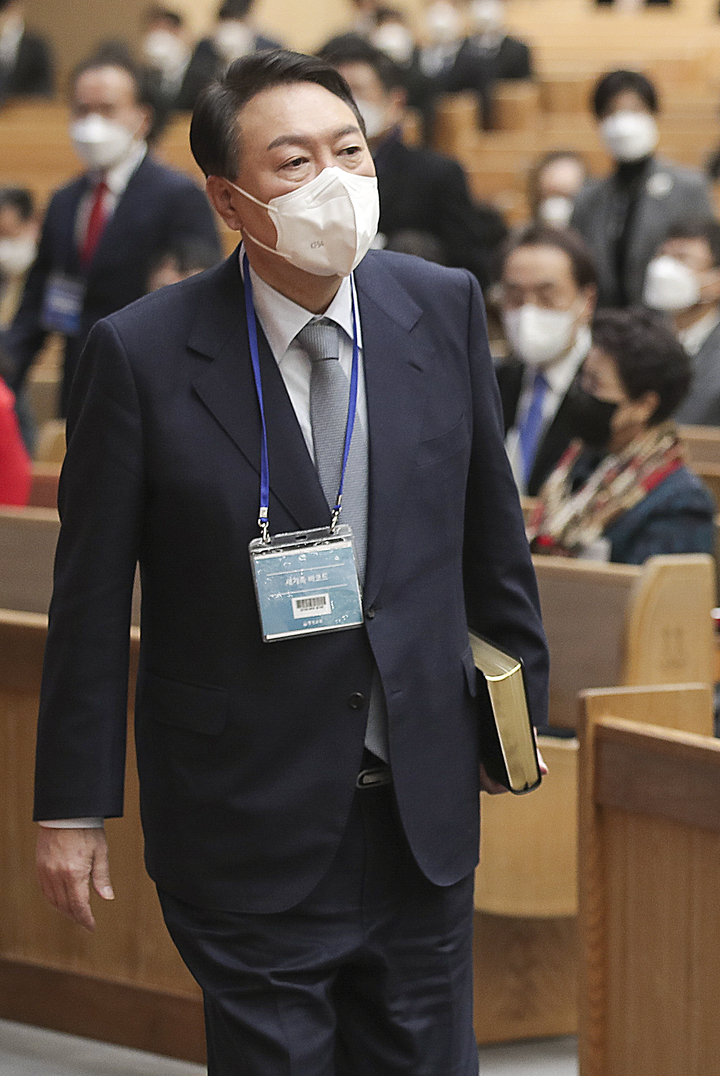 [서울=뉴시스] 최진석 기자 = 윤석열 국민의힘 대선 후보가 2일 오전 서울 강동구 명성교회 신년주일예배에 참석하고 있다. (사진=국민의힘 제공) 2022.01.02. photo@newsis.com *재판매 및 DB 금지