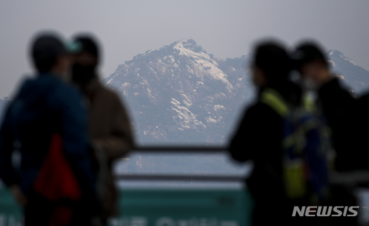 [서울=뉴시스] 정병혁 기자 = 지난 2일 오전 서울 중구 남산에서 바라본 인왕산에 눈이 쌓여 있다. 2022.01.02. jhope@newsis.co