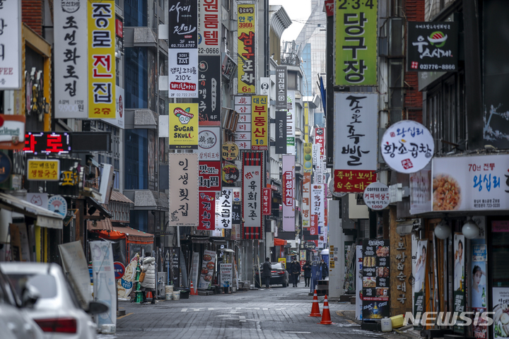[서울=뉴시스] 정병혁 기자 = 서울 종로구 종각역 인근 먹자골목이 한산하다. 2022.01.02. jhope@newsis.com