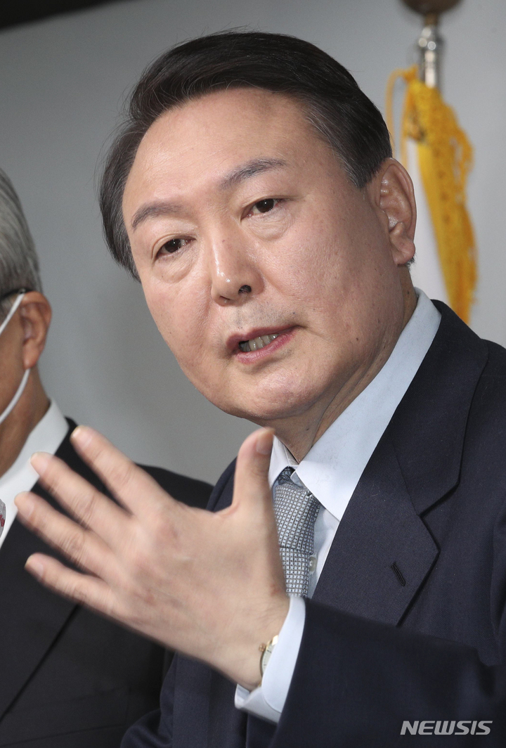 [서울=뉴시스] 국회사진기자단 = 윤석열 국민의힘 대선 후보가 2일 오전 서울 여의도 당사에서 윤석열의 정부혁신 : 디지털플랫폼 정부 정책공약을 발표 후 기자들의 질문에 답변하고 있다. 2022.01.02. photo@newsis.com