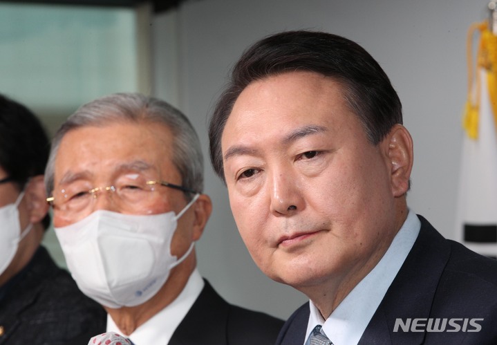 [서울=뉴시스] 국회사진기자단 = 윤석열(오른쪽) 국민의힘 대선 후보와 김종인 총괄선대위원장이 2일 오전 서울 여의도 당사에서 윤석열의 정부혁신 : 디지털플랫폼 정부 정책공약을 발표 후 기자들의 질문을 듣으며 생각에 잠겨 있다. 2022.01.02. photo@newsis.com