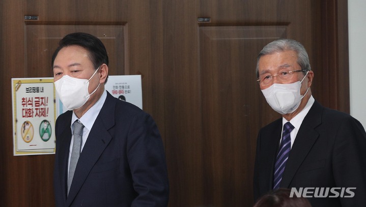 [서울=뉴시스] 국회사진기자단 = 윤석열(왼쪽) 국민의힘 대선 후보와 김종인 총괄선대위원장이 2일 오전 서울 여의도 당사에서 윤석열의 정부혁신 : 디지털플랫폼 정부 정책공약 발표를 위해 이동하고 있다. 2022.01.02. photo@newsis.com