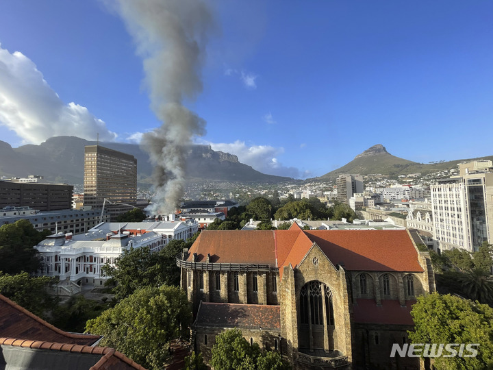 [케이프타운=AP/뉴시스]2일(현지시간) 남아프리카공화국 수도 케이프타운에 있는 국회의사당 건물에서 화재가 발생했다. 2021.01.02.photo@newsis.com