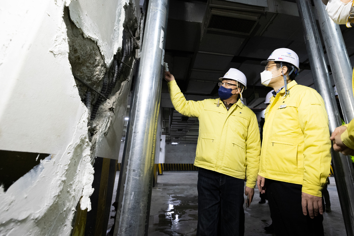 [서울=뉴시스] 조수정 기자 = 오병권 경기도지사 권한대행이 2일 오전 경기도 고양시 일산동구 마두동 지반침하 및 건물 붕괴위험 현장을 점검하고 있다. 경기도와 고양시는 정밀안전진단 결과를 토대로 최종 원인을 규명할 계획이다. 현장조사와 함께 고양시 주관으로 추가 붕괴를 막기 위해 지하구조물 보강작업도 진행 중이다. (사진=경기도 제공) 2022.01.02. photo@newsis.com *재판매 및 DB 금지