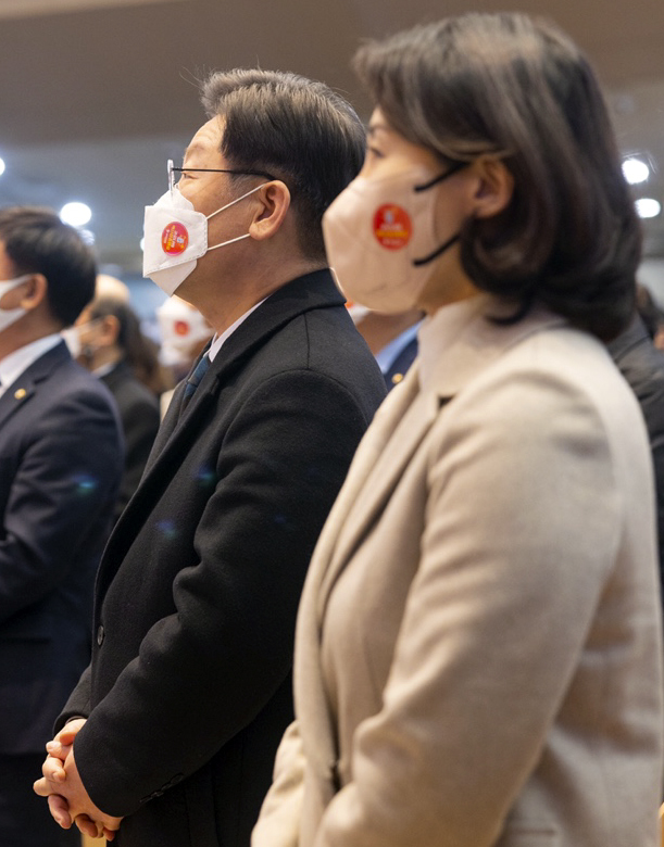 [서울=뉴시스] 최진석 기자 = 이재명 더불어민주당 대선 후보와 배우자 김혜경 씨가 지난 1월2일 경기도 용인 새에덴교회를 찾아 주일예배에 자리하고 있다. (사진=더불어민주당 제공) 2022.01.02. photo@newsis.com *재판매 및 DB 금지