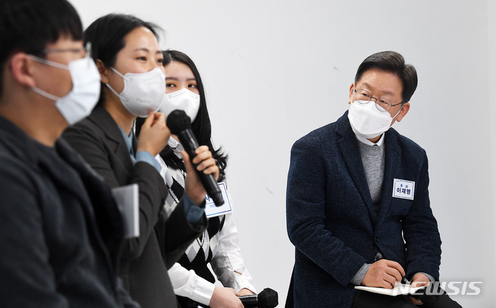 [서울=뉴시스] 국회사진기자단 = 이재명 더불어민주당 대선 후보가 2일 서울 마포구 소재 더불어민주당 미래당사 '블루소다' 개관식에 참석해 2030 청년리스너들의 질문을 경청하고 있다. 2022.01.02. photo@newsis.com