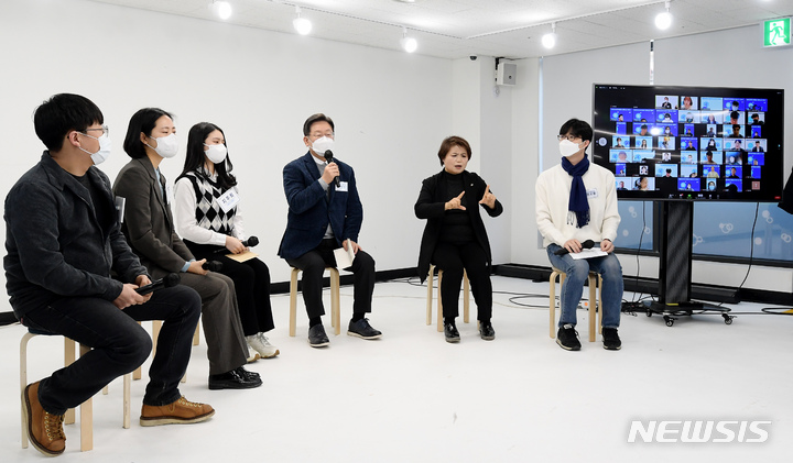 [서울=뉴시스] 국회사진기자단 = 이재명 더불어민주당 대선 후보가 2일 오후 서울 마포구 한 빌딩에서 열린 미래당사 '블루소다' 개관식에서 리스너들과 대화하고 있다. 2022.01.02. photo@newsis.com