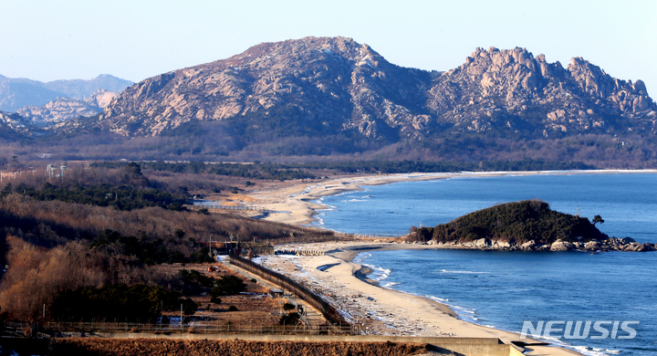 [고성(강원)=뉴시스] 김경목 기자 = 새해 첫날 신원이 밝혀지지 않은 월북자가 발생 동부전선 육군 제22보병사단을 비롯 육군에 비상이 걸렸다. 2일 오후 민간인이 들어갈 수 있는 최북단 강원도 고성군 통일전망대에서 남방한계선부터 북한 지역 군사분계선(MDL) 안쪽 구선봉까지 보인다. 2022.01.02. photo31@newsis.com
