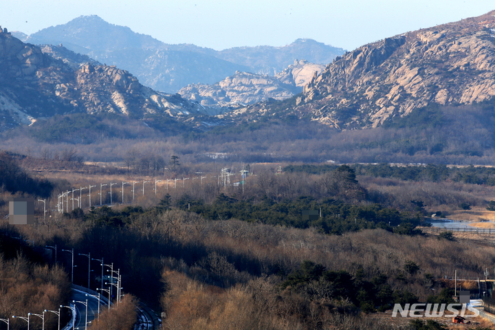 [고성(강원)=뉴시스] 김경목 기자 = 새해 첫날 신원이 밝혀지지 않은 월북자가 발생 동부전선 육군 제22보병사단을 비롯 육군에 비상이 걸렸다. 2일 오후 민간인이 들어갈 수 있는 최북단 강원도 고성군 통일전망대에서 북한 지역 군사분계선(MDL) 북한군 초소와 감호 등이 보인다. 2022.01.02. photo31@newsis.com