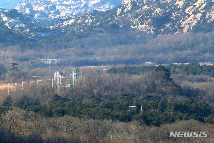 [고성(강원)=뉴시스] 김경목 기자 = 새해 첫날 신원이 밝혀지지 않은 월북자가 발생 동부전선 육군 제22보병사단을 비롯 육군에 비상이 걸렸다. 2일 오후 민간인이 들어갈 수 있는 최북단 강원도 고성군 통일전망대에서 북한 지역 군사분계선(MDL) 북한군 초소가 보인다. 2022.01.02. photo31@newsis.com