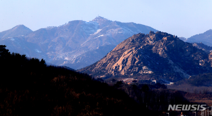 [고성(강원)=뉴시스] 김경목 기자 = 민간인이 들어갈 수 있는 최북단 강원도 고성군 통일전망대에서 북한 지역 금강산 국지봉에 위치한 북한군 레이더기지가 보인다. 2022.01.02. photo31@newsis.com