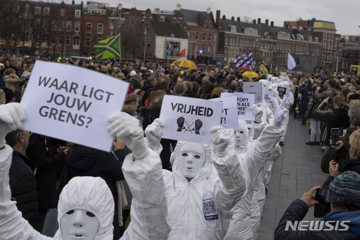 [암스테르담=AP/뉴시스] 2일(현지시간) 네덜란드 수도 암스테르담에서 코로나19 확산을 막기 위한 정부의 봉쵀 조치에 항의하는 시위대가 행진하고 있다. 2022.01.03