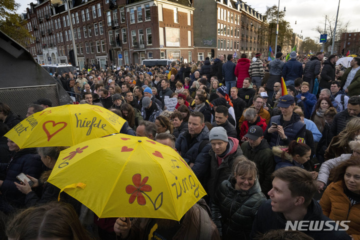 [암스테르담=AP/뉴시스] 2일(현지시간) 네덜란드 암스테르담에서 수천 명의 시민이 정부의 코로나19 봉쇄 조치에 항의하기 위해 집합 금지령을 무시하고 시위하고 있다. 2022.01.03.