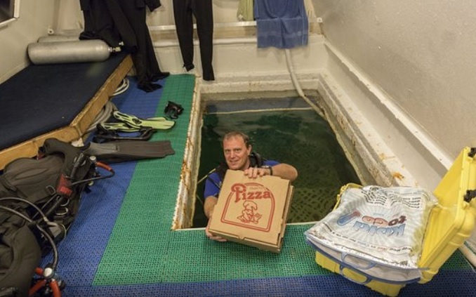 [서울=뉴시스] 미국 플로리다주 키라고 소재 줄스 언더시 로지 해저 호텔에서 테인 밀호안이 피자를 배달하고 있다. (출처: 트립 어드바이저 홈페이지 갈무리) 2022.01.03. *재판매 및 DB 금지