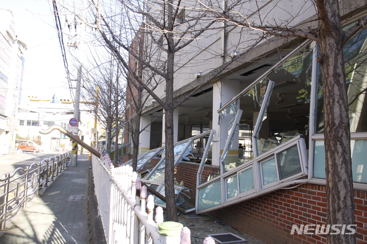 [포항=뉴시스] 이바름 기자 = 3일 오전 7시 23분께 경북 포항시 남구 연일초등학교 급식소가 폭발해 조리원 3명이 화상을 입어 인근 병원으로 이송됐다. 2022.01.03. right@newsis.com