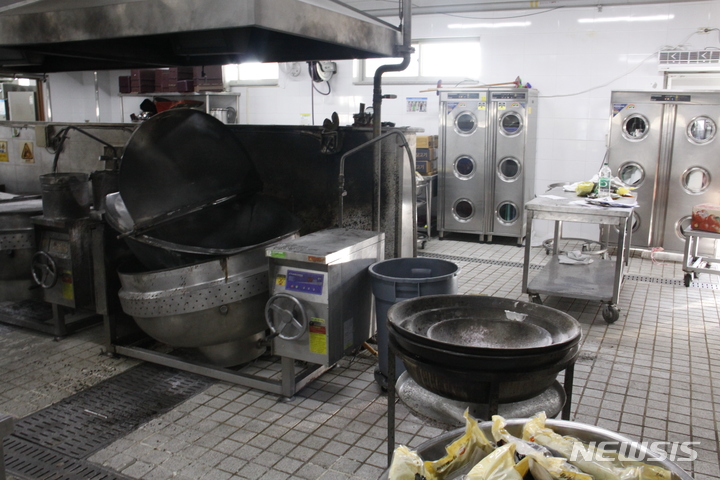 [포항=뉴시스] 이바름 기자 = 3일 오전 7시 23분께 경북 포항시 남구 연일초등학교 급식소가 폭발해 조리원 3명이 화상을 입어 인근 병원으로 이송됐다. 2022.01.03. right@newsis.com