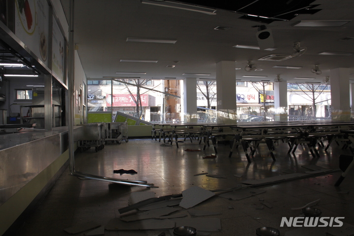[포항=뉴시스] 이바름 기자 = 3일 오전 7시 23분께 경북 포항시 남구 연일초등학교 급식소가 폭발해 조리원 3명이 화상을 입어 인근 병원으로 이송됐다. 2022.01.03. right@newsis.com