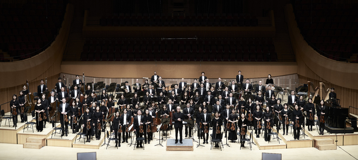 [서울=뉴시스]서울시향이 6일 세종문화회관 대극장에서 '#힘내요_서울시민-2022 서울시향 신년 음악회'를 개최한다. (사진=서울시립교향악단 제공) 2022.01.03. photo@newsis.com *재판매 및 DB 금지