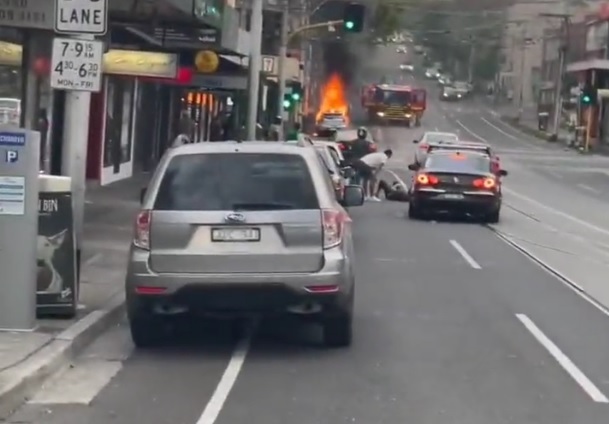 [서울=뉴시스] 지난 1월1일 오후 8시께 호주 빅토리아주 멜버른에서 한 남성이 코로나19 백신 의무화에 대해 불만을 표하다 자신과 자신의 차량에 불을 질렀다. 그는 이후 경찰과 소방관들에 의해 구조돼 병원으로 옮겨졌으며, 생명에는 지장이 없는 것으로 알려졌다. (출처 : 트위터 화면 캡처) 2022.01.03. *재판매 및 DB 금지