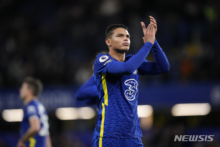 [런던=AP/뉴시스] 첼시의 티아고 실바가 지난 3일 영국 런던 스탬포드 브릿지에서 열린 리버풀과 EPL 홈경기를 마친 뒤 박수를 치며 팬들의 환호에 답하고 있다. 2022.01.04.