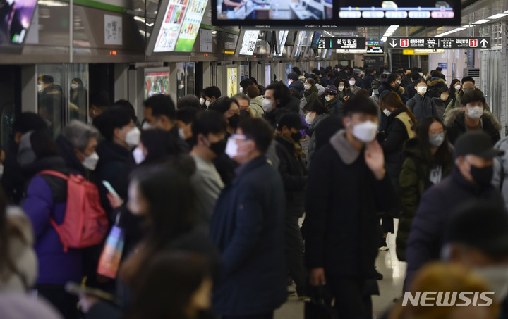 [대구=뉴시스] 대구 도시철도 2호선 반월당역에 내린 시민들이 각자의 일터로 발걸음을 옮기고 있다. 뉴시스DB. 2024.12.031 photo@newsis.com