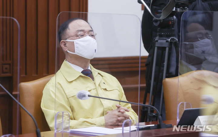 [서울=뉴시스] 고범준 기자 = 홍남기 경제부총리 겸 기획재정부장관. (공동취재사진) 2022.01.03. photo@newsis.com