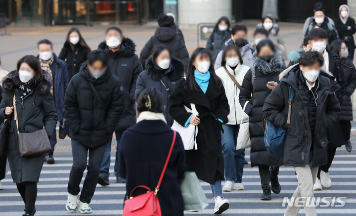 [서울=뉴시스] 권창회 기자 = 2022년 임인년(壬寅年)' 새해 첫 평일인 지난달 3일 오전 서울 용산구 용산역 인근에서 직장인들이 출근하고 있다. 2022.01.03. kch0523@newsis.com