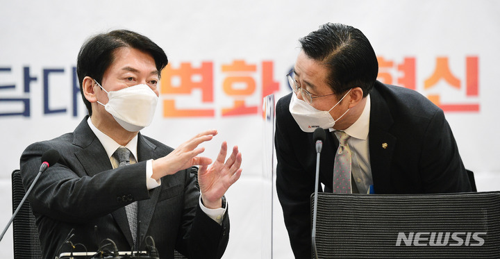 [서울=뉴시스] 김선웅 기자 = 안철수 국민의당 대선 후보와 이태규 총괄선대본부장. (공동취재사진) 2022.01.03. photo@newsis.com