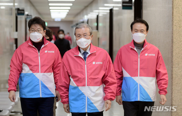 [서울=뉴시스] 최동준 기자 = 김종인 국민의힘 총괄선대위원장 등 참석자들이 3일 서울 여의도 국회에서 열린 중앙선거대책위원회의에 입장하고 있다. (공동취재사진) 2022.01.03. photo@newsis.com