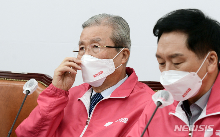 [서울=뉴시스] 최동준 기자 = 김종인 국민의힘 총괄선대위원장이 3일 서울 여의도 국회에서 열린 중앙선거대책위원회의에서 김기현 원내대표의 발언을 듣고 있다. (공동취재사진) 2022.01.03. photo@newsis.com