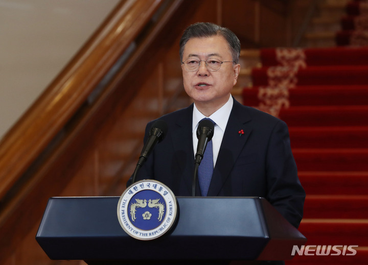 [서울=뉴시스] 전진환 기자 = 문재인 대통령이 3일 청와대 본관에서 2022년 신년사를 발표하고 있다. 2022.01.03. amin2@newsis.com