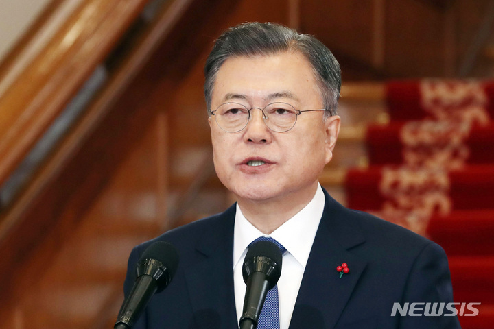 [서울=뉴시스] 전진환 기자 = 문재인 대통령이 3일 청와대 본관에서 2022년 신년사를 발표하고 있다. 2022.01.03. amin2@newsis.com