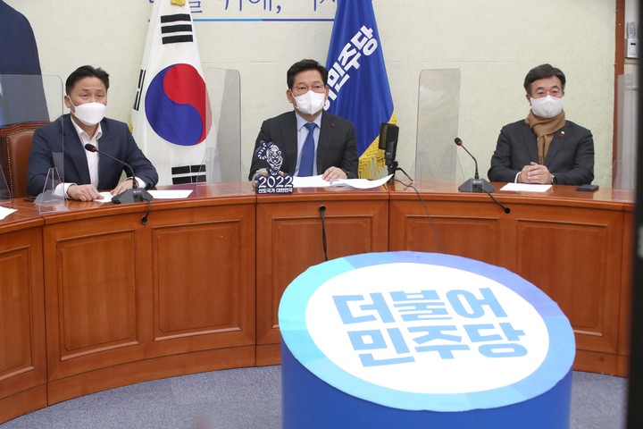 [서울=뉴시스] 김선웅 기자 = 송영길 더불어민주당 대표가 3일 서울 여의도 국회 당대표회의실에서 문재인 대통령 신년사를 시청하고 있다. 2022.01.03. mangusta@newsis.com