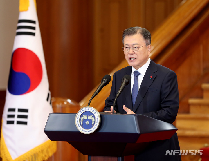 [서울=뉴시스] 전진환 기자 = 문재인 대통령이 3일 청와대 본관에서 2022년 신년사를 발표하고 있다. 2022.01.03. amin2@newsis.com