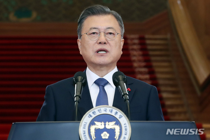 [서울=뉴시스] 전진환 기자 = 문재인 대통령이 3일 청와대 본관에서 2022년 신년사를 발표하고 있다. 2022.01.03. amin2@newsis.com