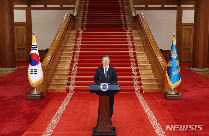 [서울=뉴시스] 전진환 기자 = 문재인 대통령이 3일 청와대 본관에서 2022년 신년사를 발표하고 있다. 2022.01.03. amin2@newsis.com