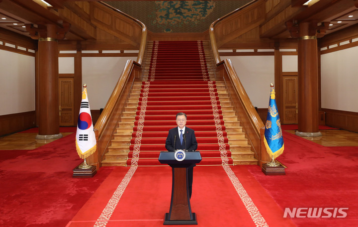 [서울=뉴시스] 전진환 기자 = 문재인 대통령이 3일 청와대 본관에서 2022년 신년사를 발표하고 있다. 2022.01.03. amin2@newsis.com