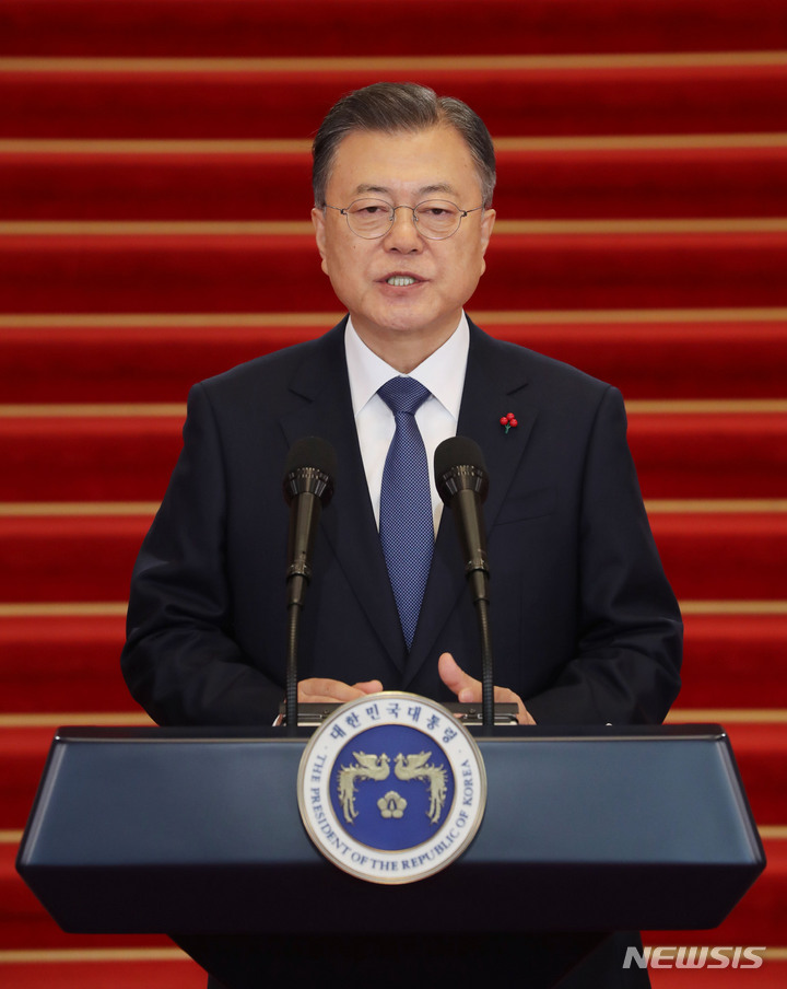 [서울=뉴시스] 전진환 기자 = 문재인 대통령이 3일 청와대 본관에서 2022년 신년사를 발표하고 있다. 2022.01.03. amin2@newsis.com