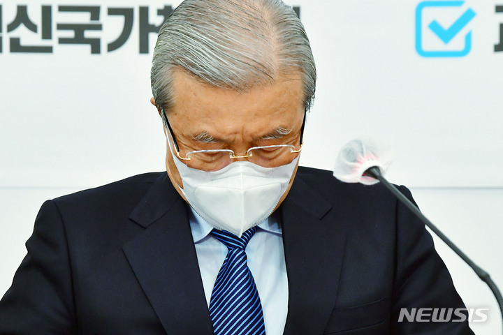 [서울=뉴시스] 최동준 기자 = 김종인 국민의힘 총괄선대위원장이 3일 서울 여의도 국회에서 열린 코로나19 극복을 위한 비상대책회의에서 잠시 생각에 잠겨 있다. (공동취재사진) 2022.01.03. photo@newsis.com