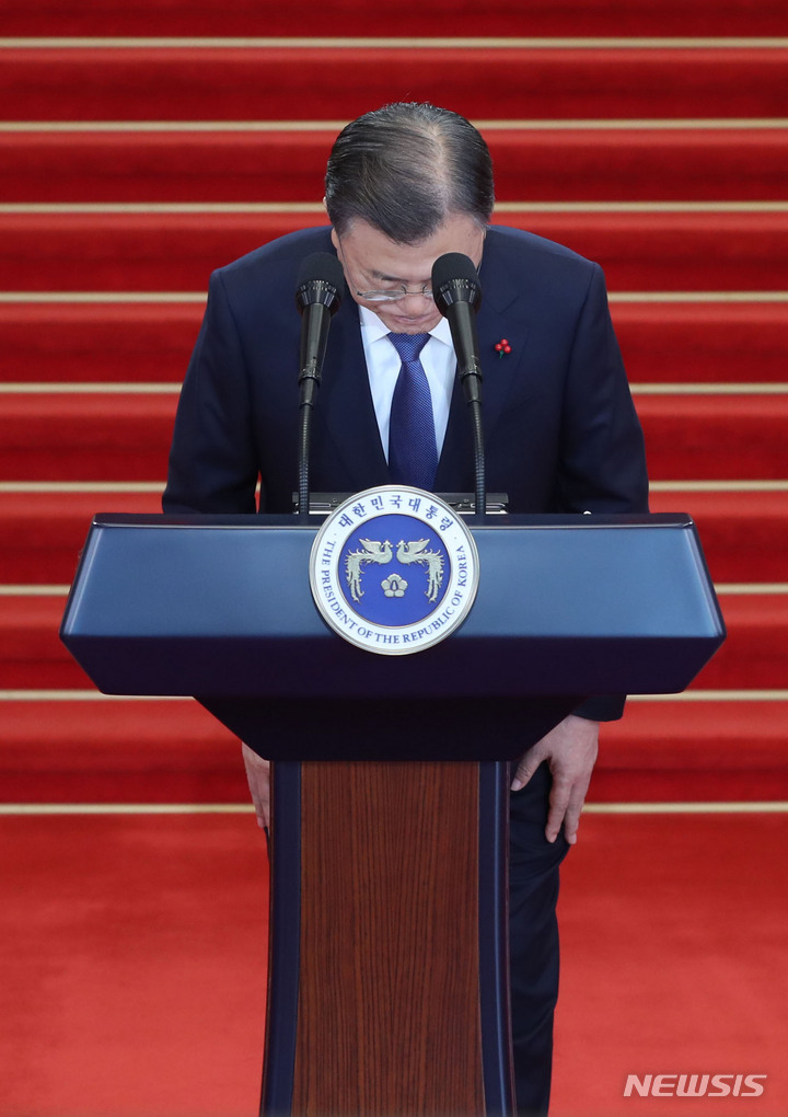 [서울=뉴시스] 전진환 기자 = 문재인 대통령이 3일 청와대 본관에서 2022년 신년사를 발표 뒤 인사를 하고 있다. 2022.01.03. amin2@newsis.com