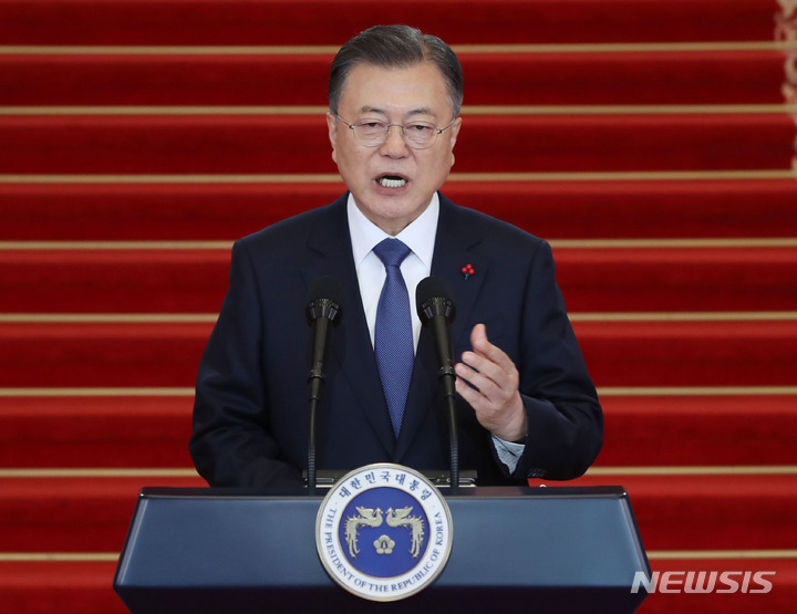 [서울=뉴시스] 전진환 기자 = 문재인 대통령이 3일 청와대 본관에서 2022년 신년사를 발표하고 있다. 2022.01.03. amin2@newsis.com