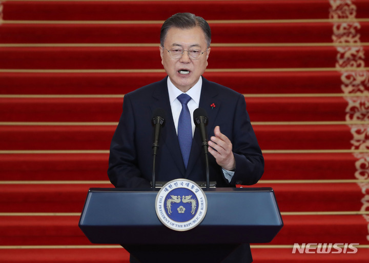 [서울=뉴시스] 전진환 기자 = 문재인 대통령이 3일 청와대 본관에서 2022년 신년사를 발표하고 있다. 2022.01.03. amin2@newsis.com
