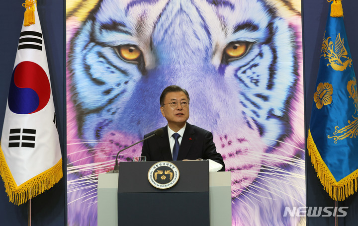 [서울=뉴시스] 전진환 기자 = 문재인 대통령이 3일 오전 청와대에서 화상으로 열린 '2022년 신년 인사회'에서 인사말을 하고 있다. 2022.01.03. amin2@newsis.com