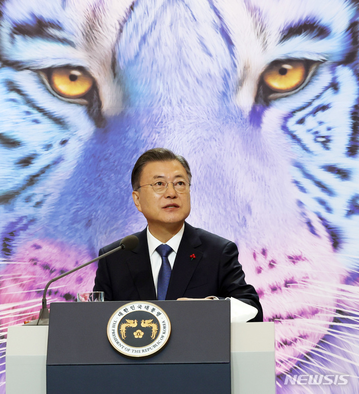 [서울=뉴시스] 전진환 기자 = 문재인 대통령이 3일 오전 청와대에서 화상으로 열린 '2022년 신년 인사회'에서 인사말을 하고 있다. 2022.01.03. amin2@newsis.com