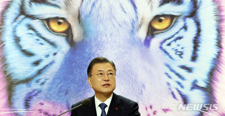 [서울=뉴시스] 전진환 기자 = 문재인 대통령이 3일 오전 청와대에서 화상으로 열린 '2022년 신년 인사회'에서 인사말을 하고 있다. 2022.01.03. amin2@newsis.com