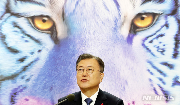 [서울=뉴시스] 전진환 기자 = 문재인 대통령이 3일 오전 청와대에서 화상으로 열린 '2022년 신년 인사회'에서 인사말을 하고 있다. 2022.01.03. amin2@newsis.com