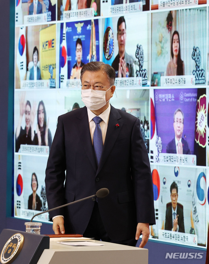 [서울=뉴시스] 전진환 기자 = 문재인 대통령이 3일 오전 청와대에서 화상으로 열린 '2022년 신년 인사회'에 입장하고 있다. 2022.01.03. amin2@newsis.com