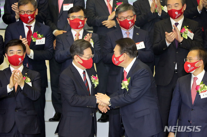 [서울=뉴시스] 국회사진기자단 = 이재명 더불어민주당 대선 후보, 윤석열 국민의힘 대선 후보가 3일 서울 영등포구 한국거래소에서 열린 2022년 증권·파생상품시장 개장식에 참석해 인사하고 있다. 2022.01.03. photo@newsis.com